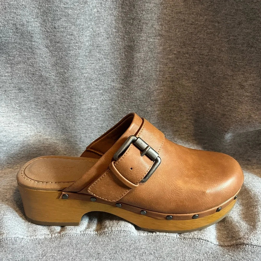 Universal Thread Tan Clogs - Picture 5 of 7
